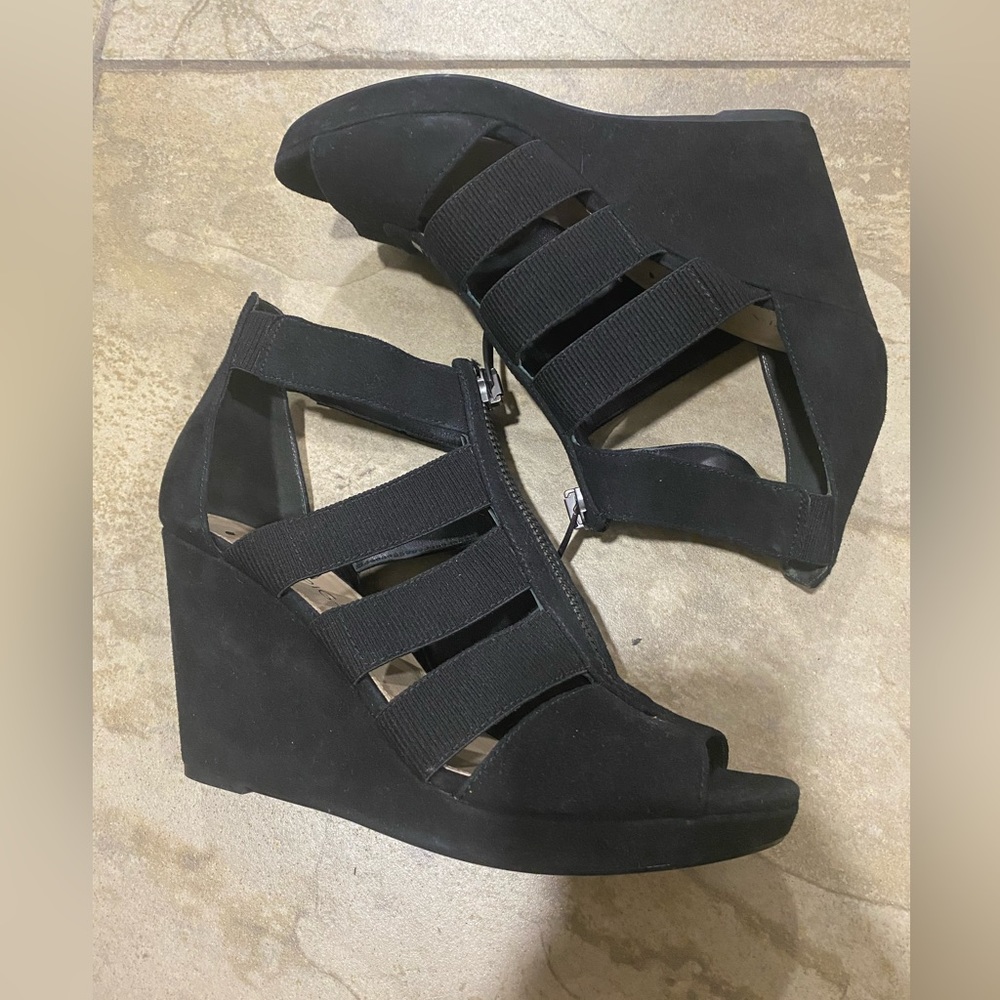 Vía Spiga black strappy wedge